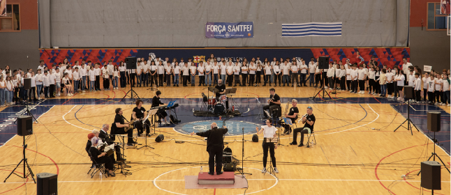 More than 400 children from the schools of Sant Feliu interpret the cantata 'Rosa Joana and the Magnificent Seven'